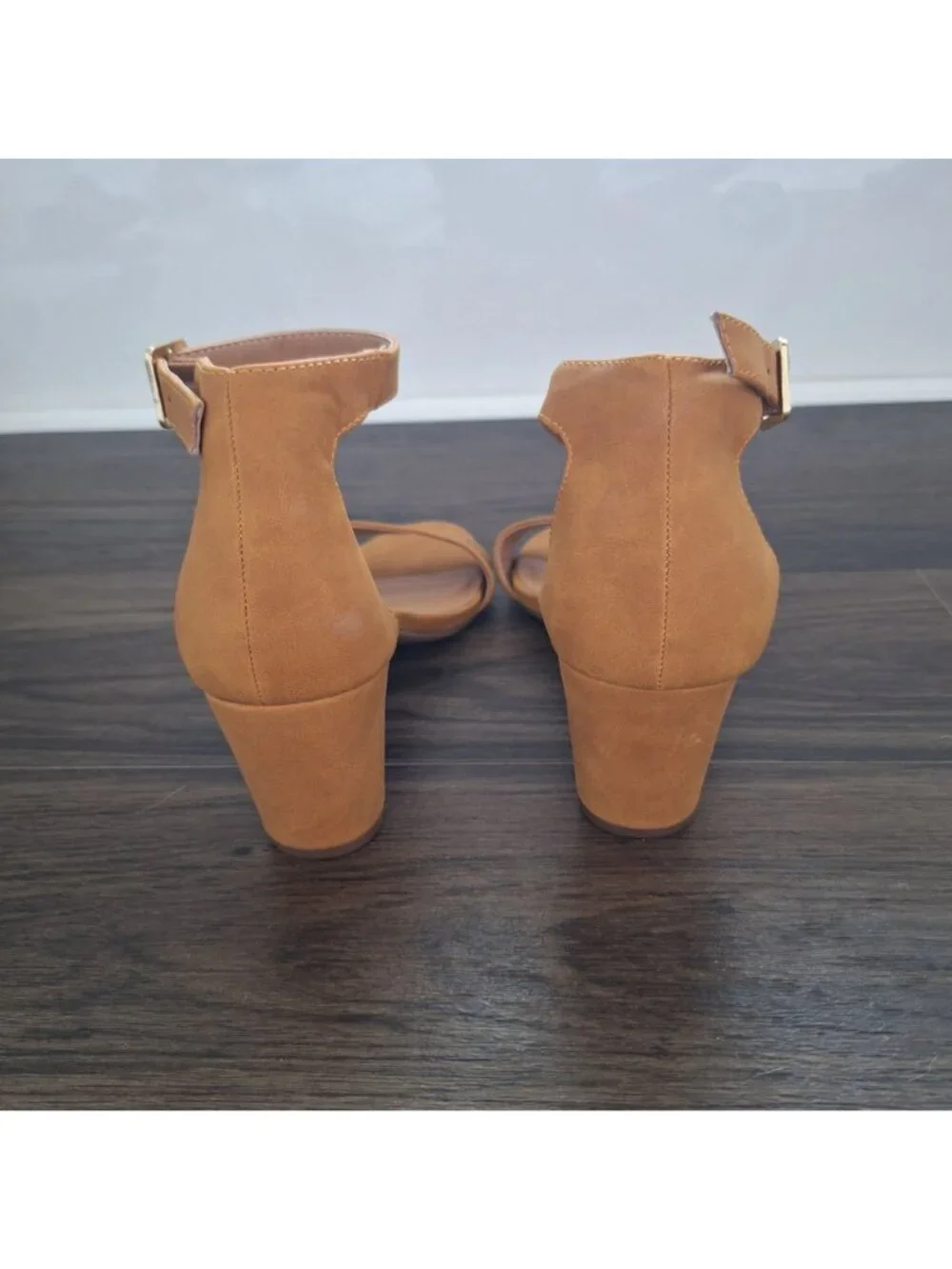 NWOT White Mountain Mustard Faux Leather Strap Sandals Size 10 Preppy Comfy Chic